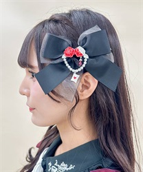 赤く塗られたバラのバレッタ(黒-F)