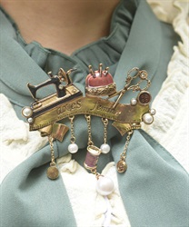 ソーイングモチーフブローチ【WEB先行販売】(ゴールド-F)