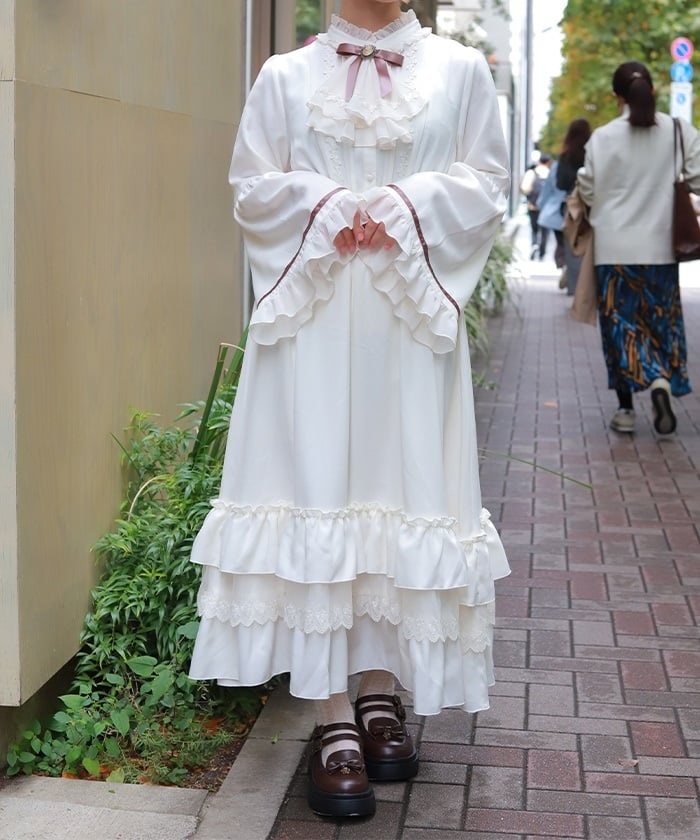 ジャボブローチ付ロングワンピース