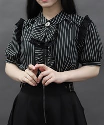 ジャボブローチ付ブラウス