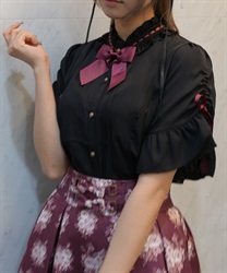 リボンブローチ付き姫袖風ブラウス【予約】(黒-M)