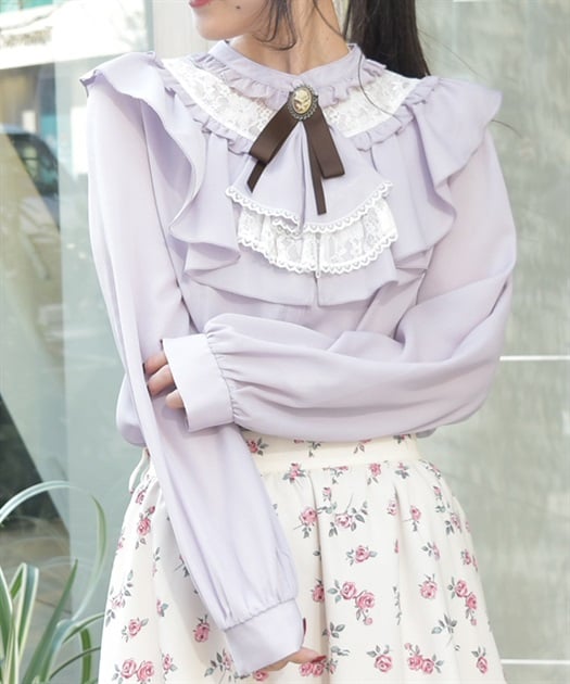 ジャボブローチ付きフリルブラウス | レディース服・レディース