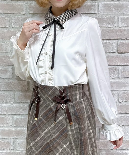 金具使い襟ブラウス