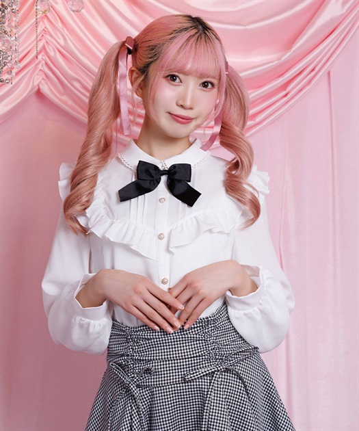 ブローチ付きヨークフリルブラウス