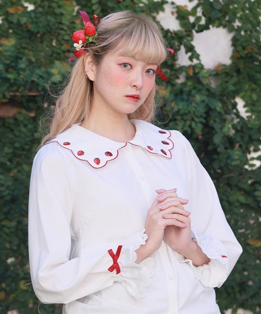 スカラップ苺刺繍ブラウス | kawaii | axes femme online shop スカラップ苺刺繍ブラウス | kawaii | axes femme online shop