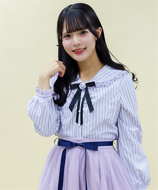 ブローチ付ピンストライプブラウス