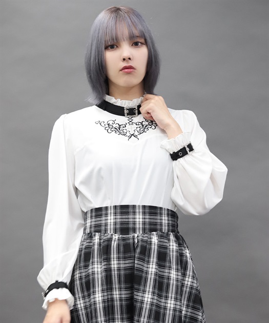 ベルトデザイン刺繍ブラウス