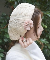 コサージュ付きニットベレー