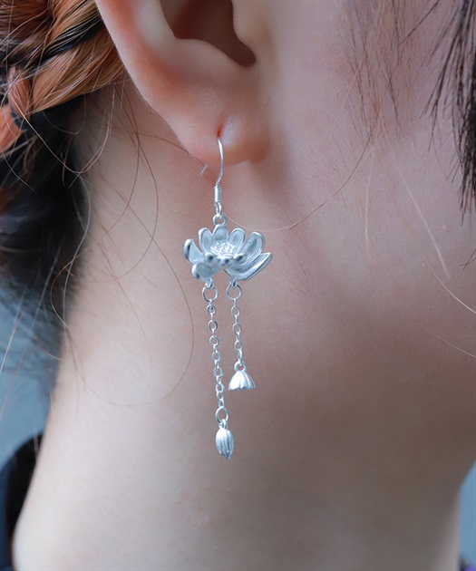 蓮モチーフピアス