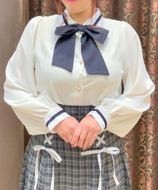 リボンブローチ付ブラウス
