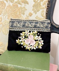 リボンブーケ刺繍ポーチ【予約】(黒-F)