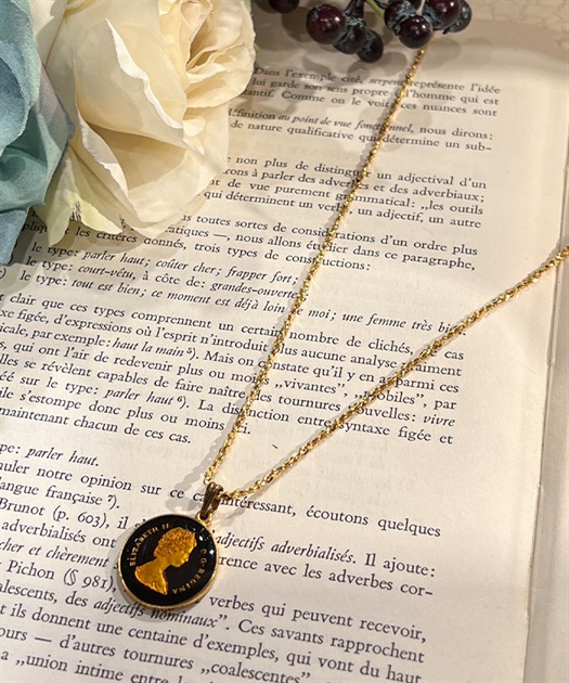 コイン風モチーフネックレス