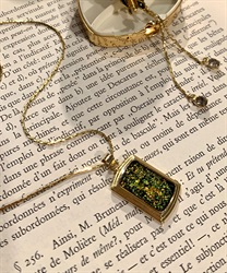 封入デザインフレームネックレス