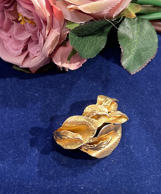 リーフモチーフブローチ