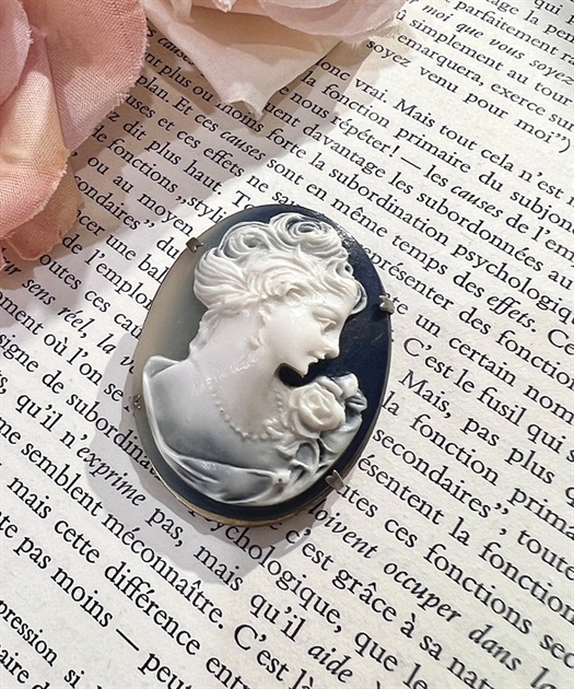 クラシカルカメオブローチ