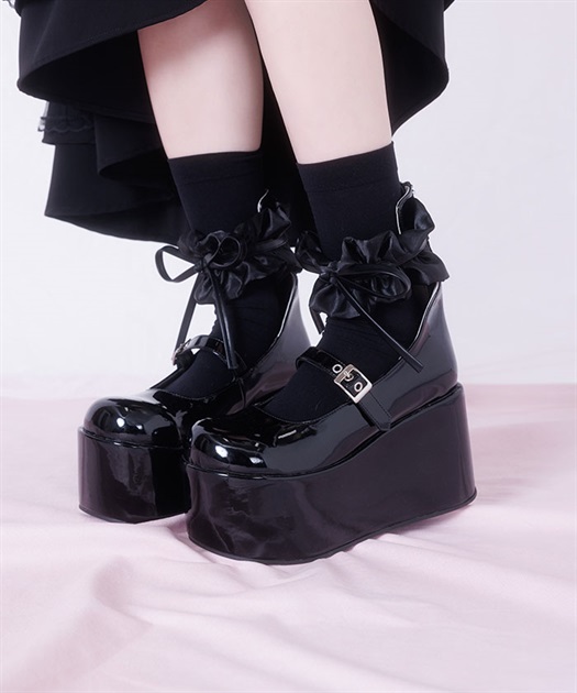 エナメルシュシュパンプス