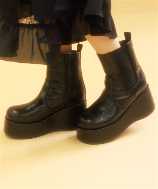 薔薇エンボス厚底ブーツ