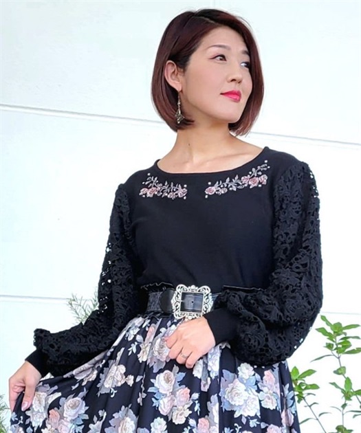 袖レース刺繍デザインニット