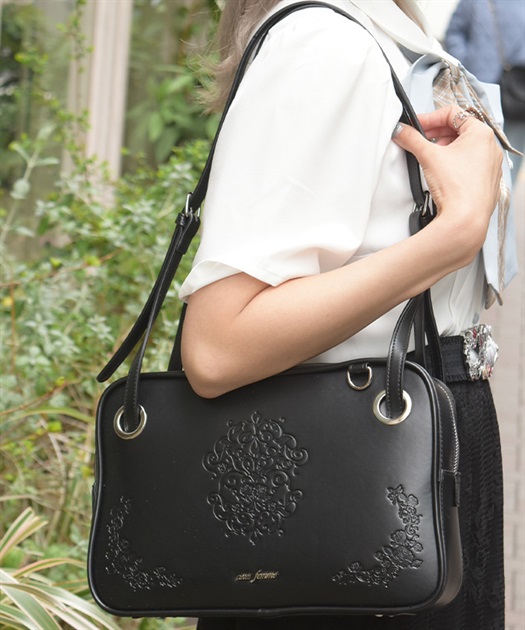 紋章風エンボスデザインバッグ